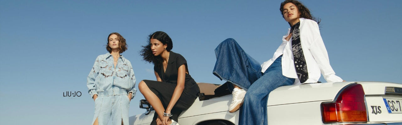 Foto raffigurante tre modelle ed una automobile