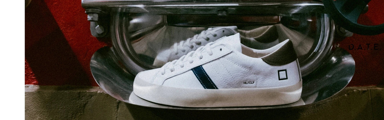 Sneakers in primo piano su sfondo artistico
