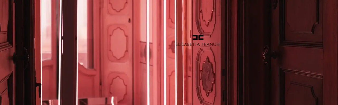 Foto artistica su sfondo rosso