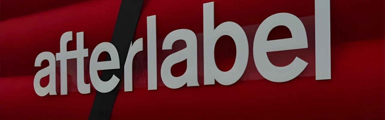 Logo After Label su sfondo rosso