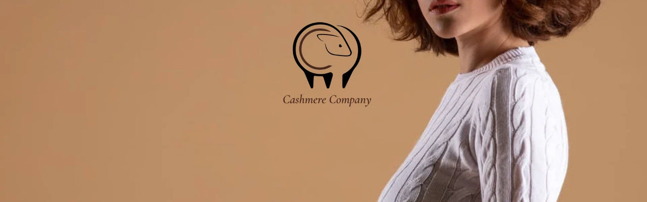 Modella che indossa un maglione bianco a trecce Cashmere Company su sfondo ocra