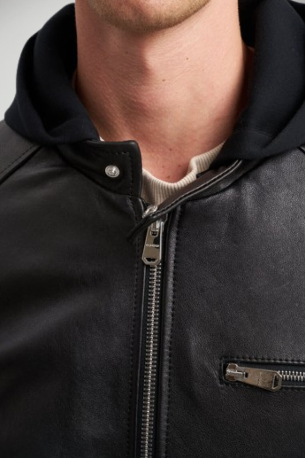 Biker da uomo Dondup in nappa con cappuccio e zip centrale dettaglio