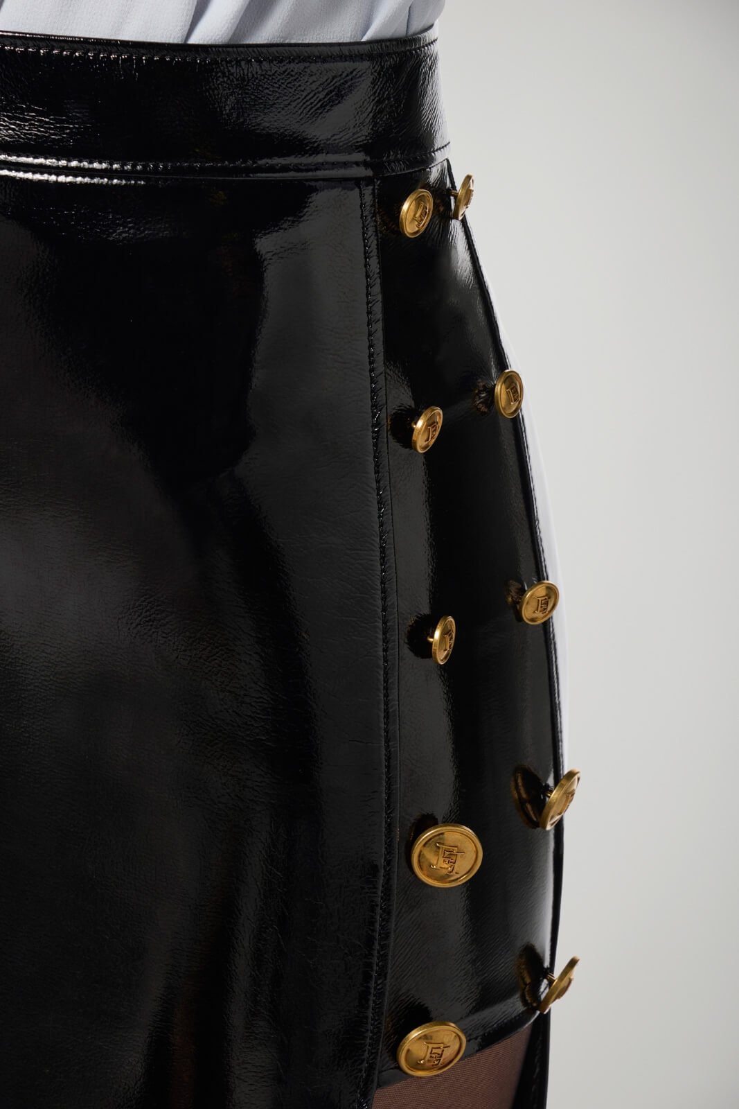 Gonna Elisabetta Franchi in ecopelle vinilica con bottoni laterali dettaglio