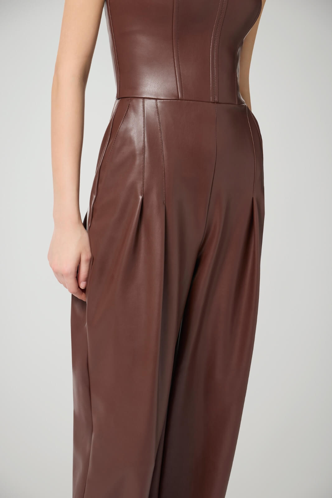 Tuta da donna Elisabetta Franchi in ecopelle con collo bustier dettaglio