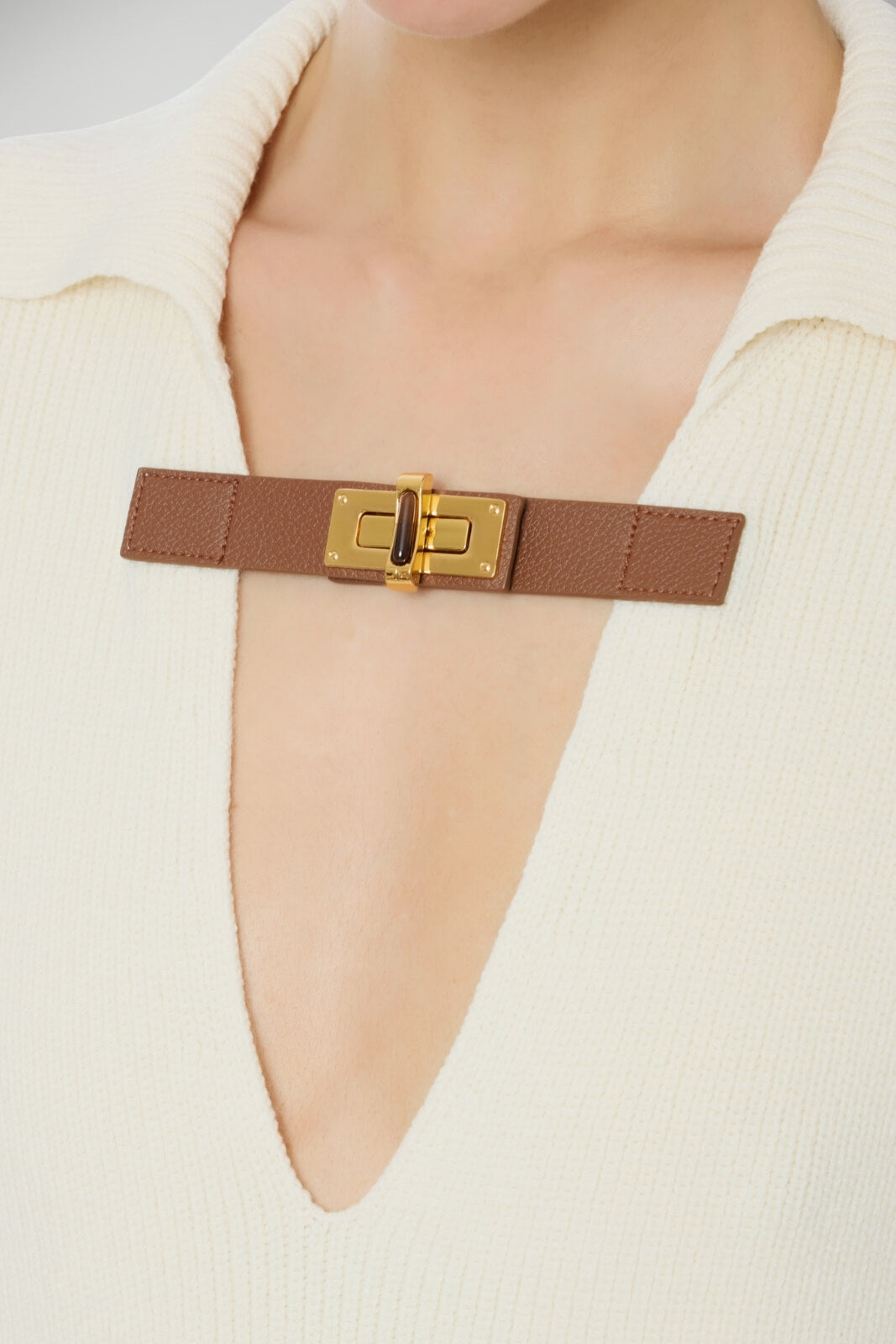 Maglia da donna Elisabetta Franchi in misto lana scollo a V con cinturino dettaglio