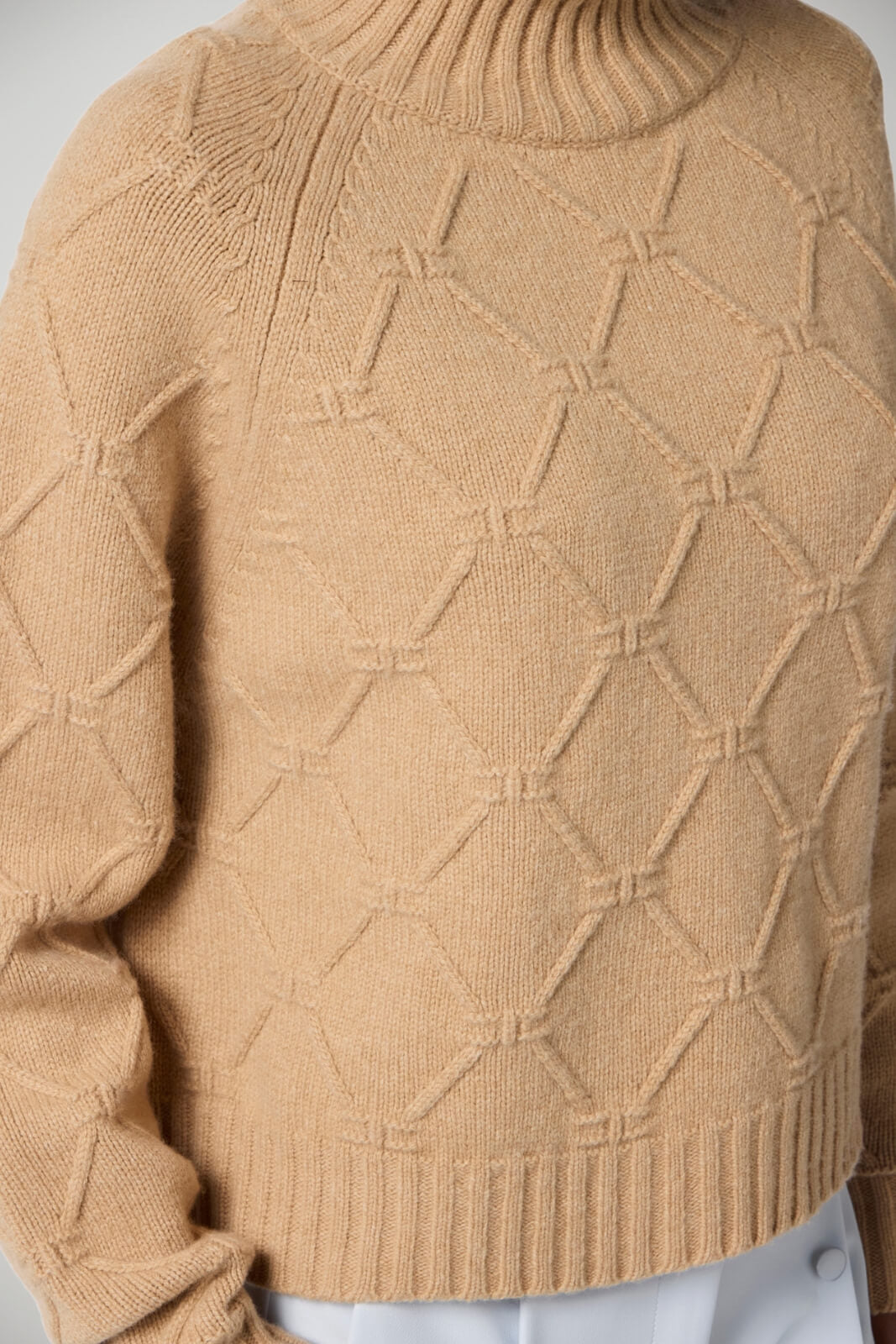 Maglione donna Elisabetta Franchi a dolcevita in trama losanghe dettaglio