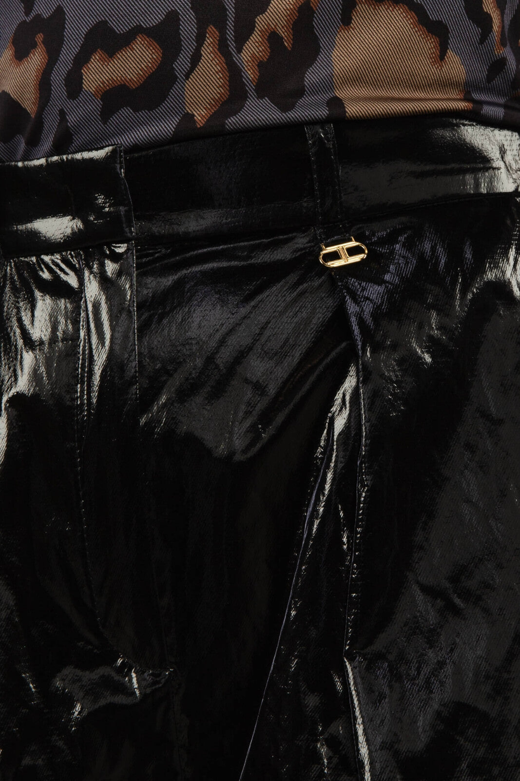 Short da donna Elisabetta Franchi con logo metallico dettaglio texture