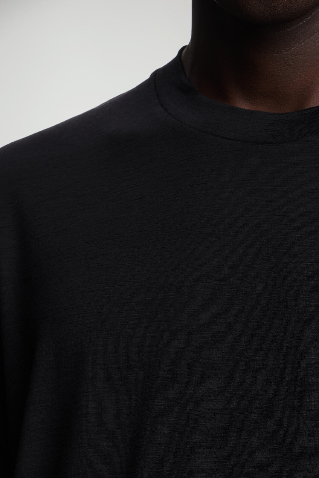 T-shirt uomo Emporio Armani in lana regular fit tinta unita nera