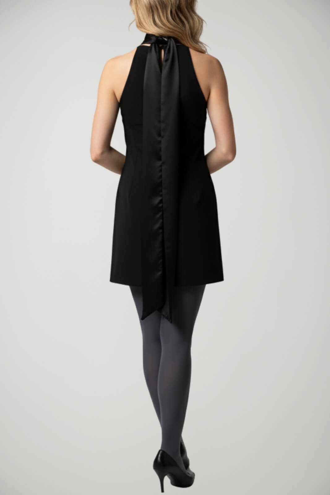 Abito da donna corto con scollo americano