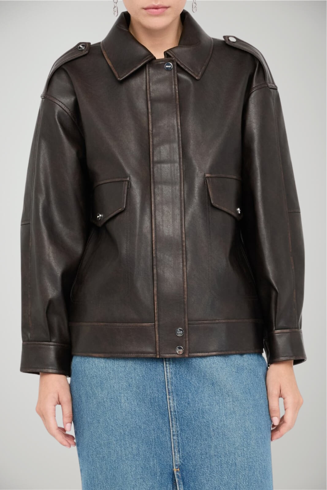 Giaccone da donna Liu Jo in ecopelle con mostrine e tasche fronte 1