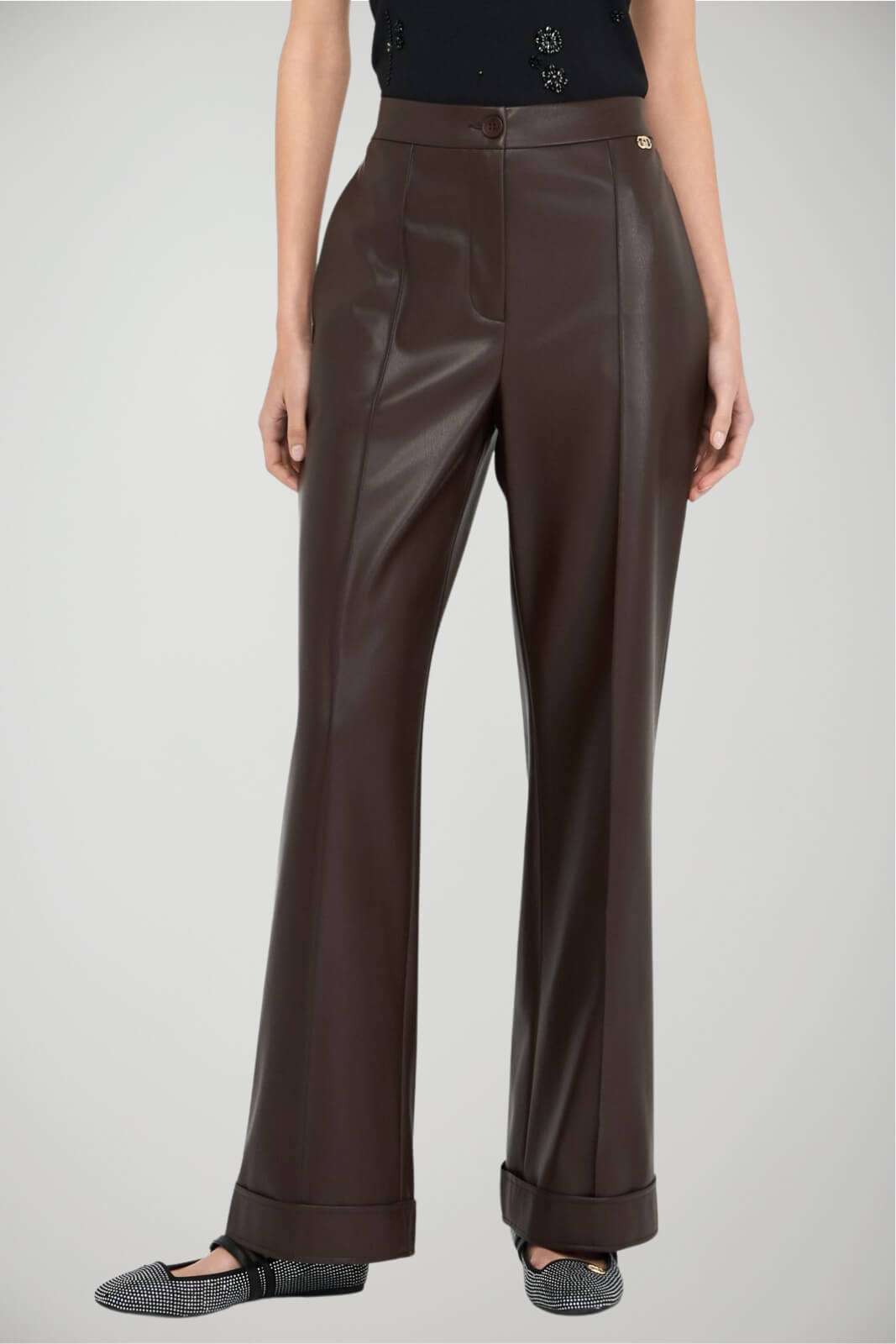 Pantaloni da donna in ecopelle con logo metallico fronte 1