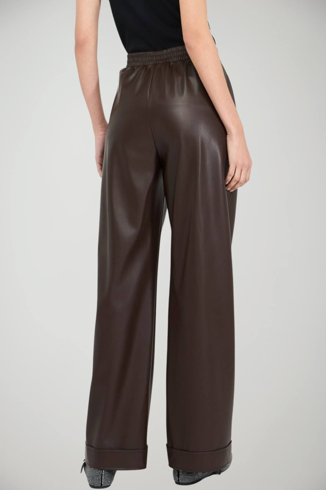 Pantaloni da donna in ecopelle con logo metallico retro