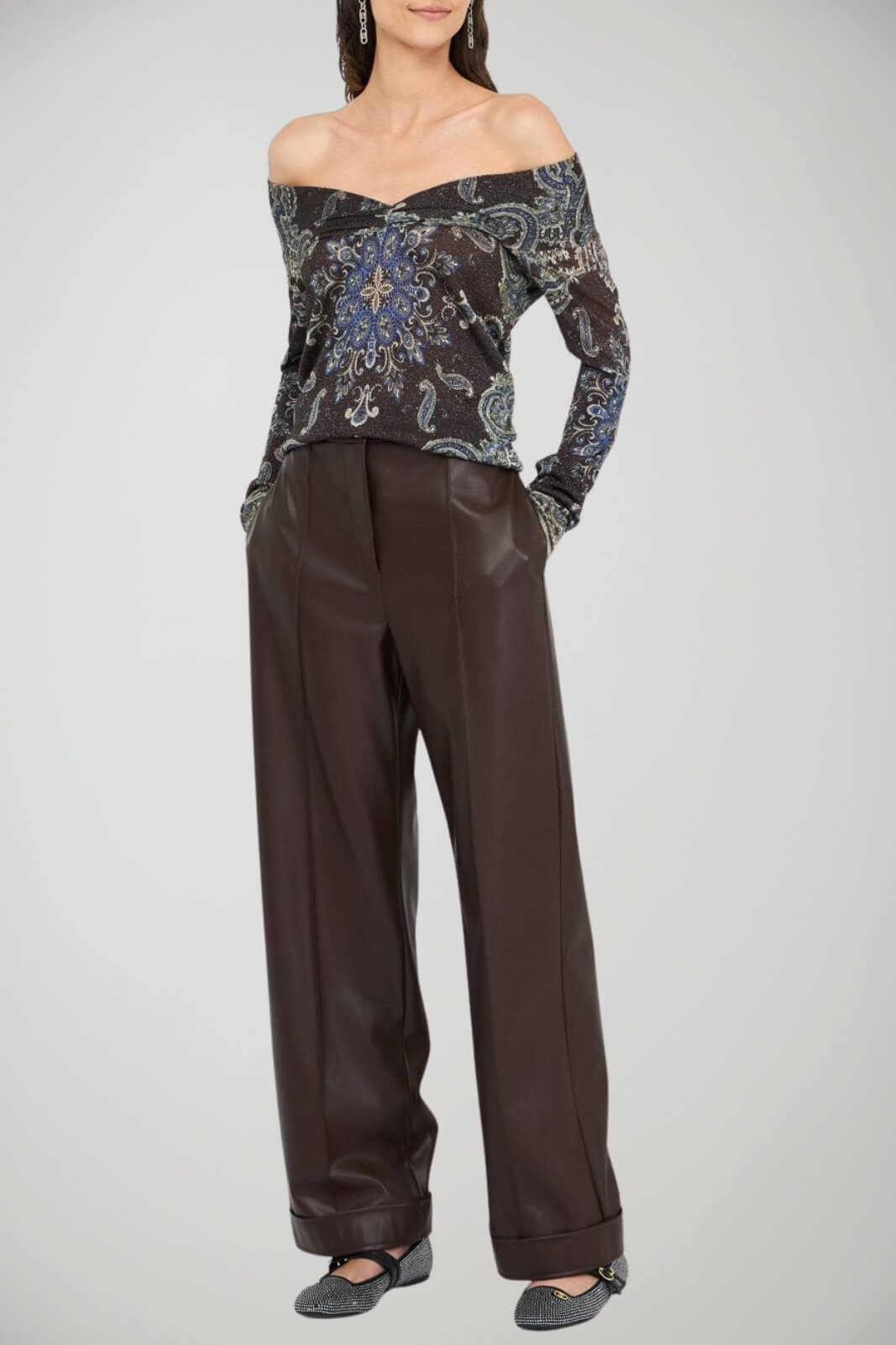 Pantaloni da donna in ecopelle con logo metallico outfit