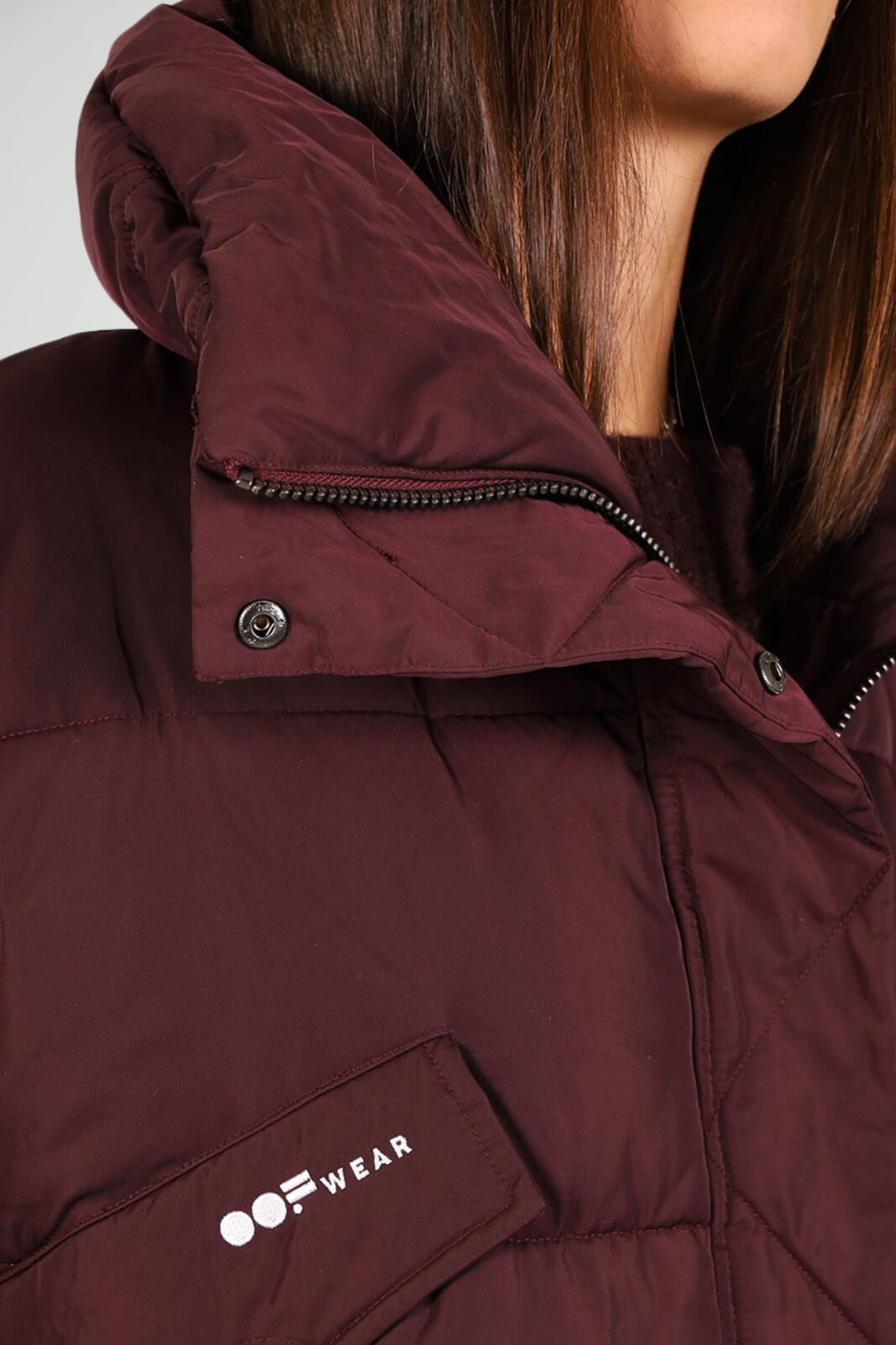 Piumino donna Oof Wear collo alto e coulisse dettaglio