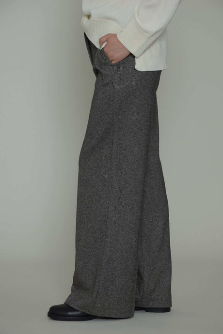 19,70 Pantalón de mujer confeccionado a rayas.