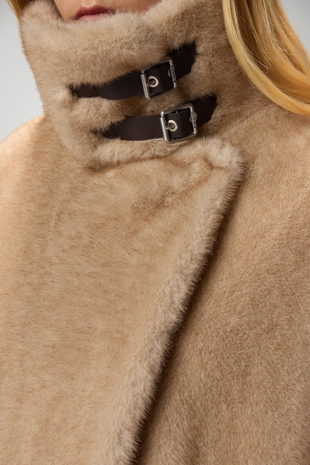 Cappa da donna Pinko a maniche corte in pelliccia sintetica dettaglio