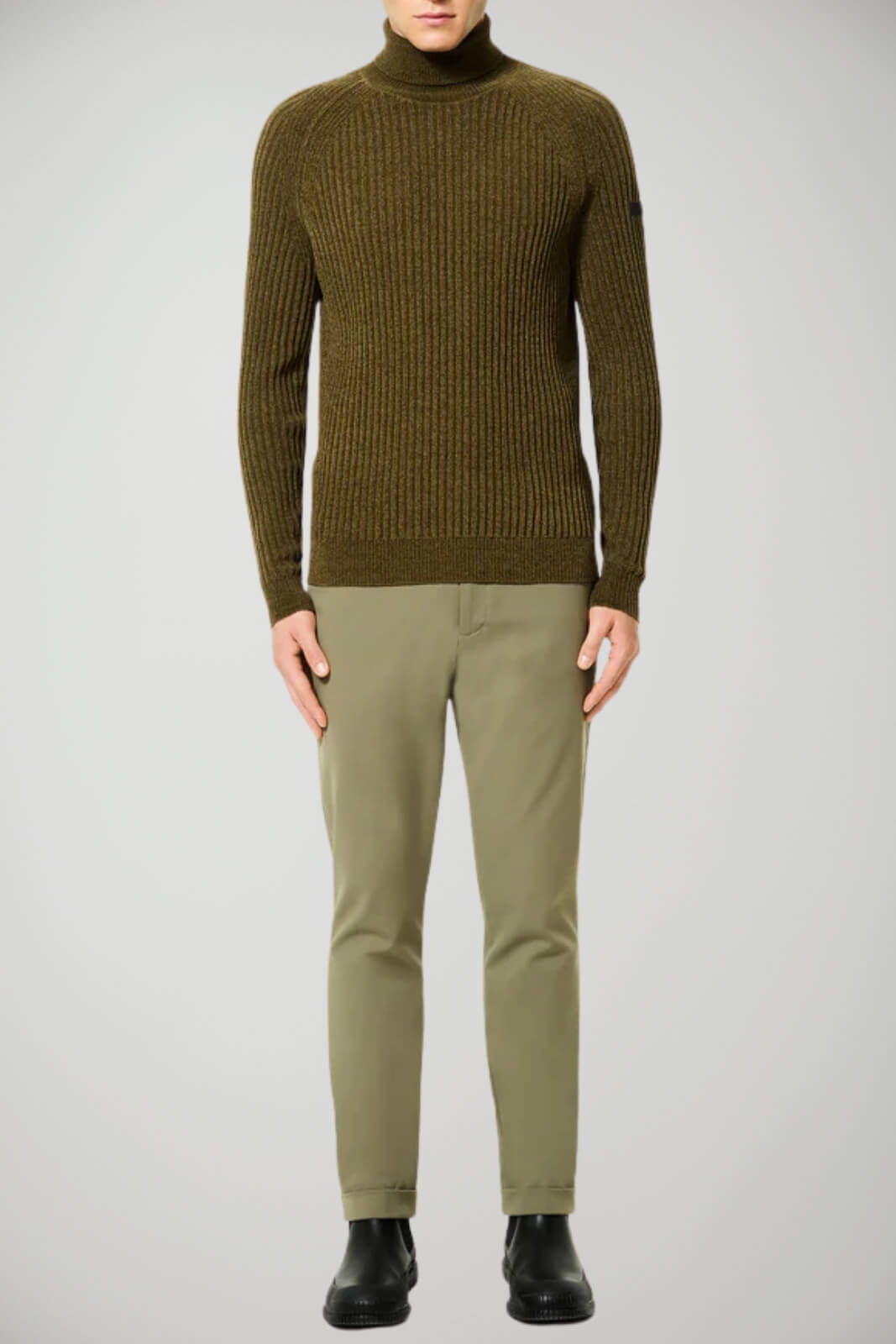 Dolcevita da uomo RRD in velluto con logo al braccio outfit