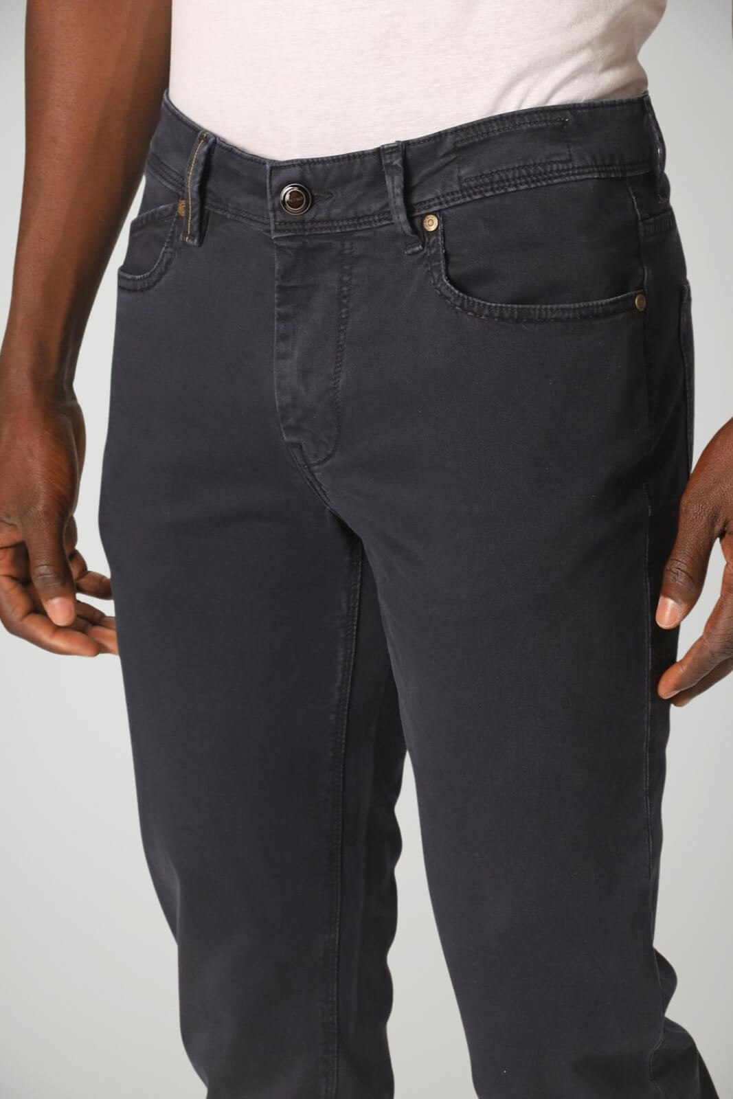 Pantaloni chino da uomo Rubens in gabardina cinque tasche dettaglio