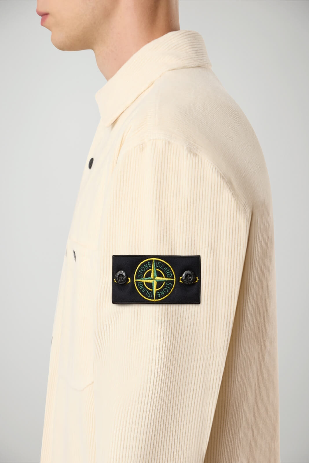 Camicia da uomo Stone Island overshirt in velluto corduroy dettaglio