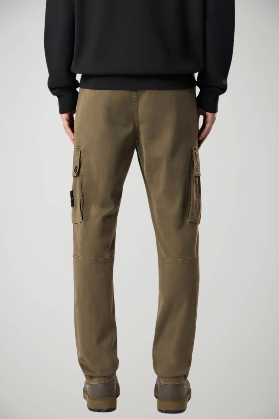 Pantalones de hombre Stone Island de sarga de algodón orgánico elástico con efecto envejecido.