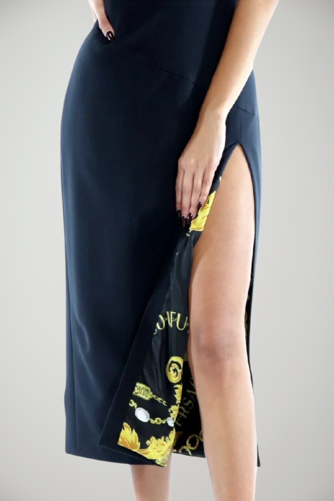 Abito midi smanicato da donna Versace Jeans Couture dettaglio spacco