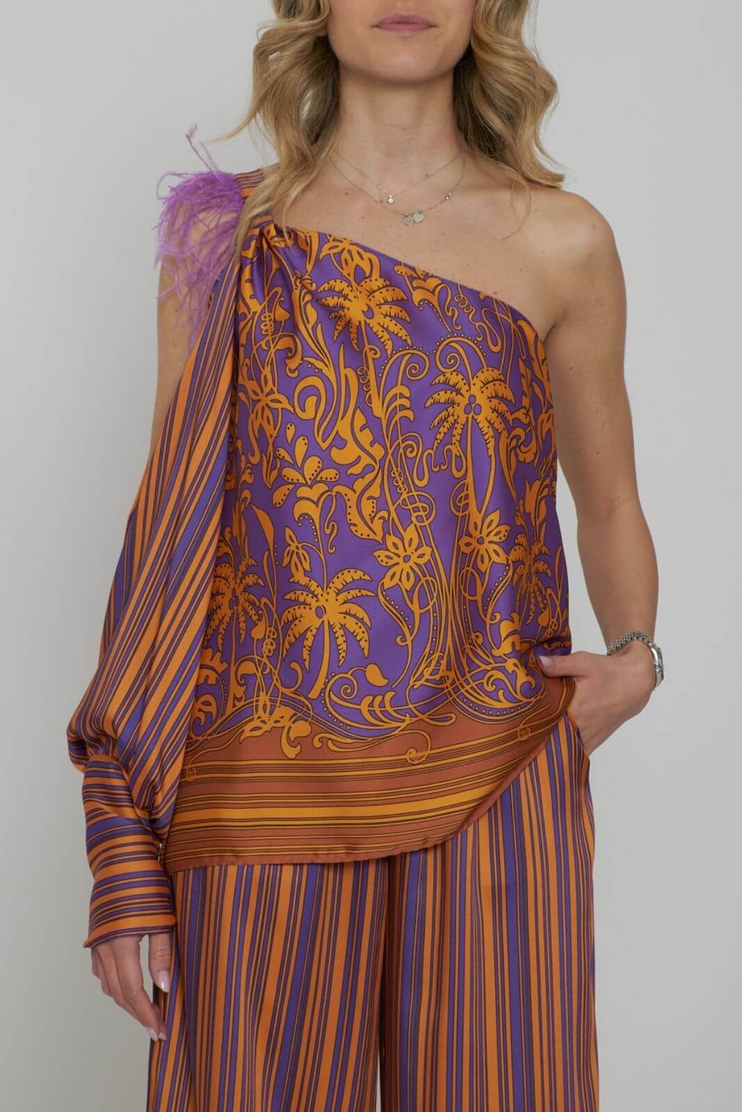 Blusa de un solo hombro con plumas para mujer de Dahlo