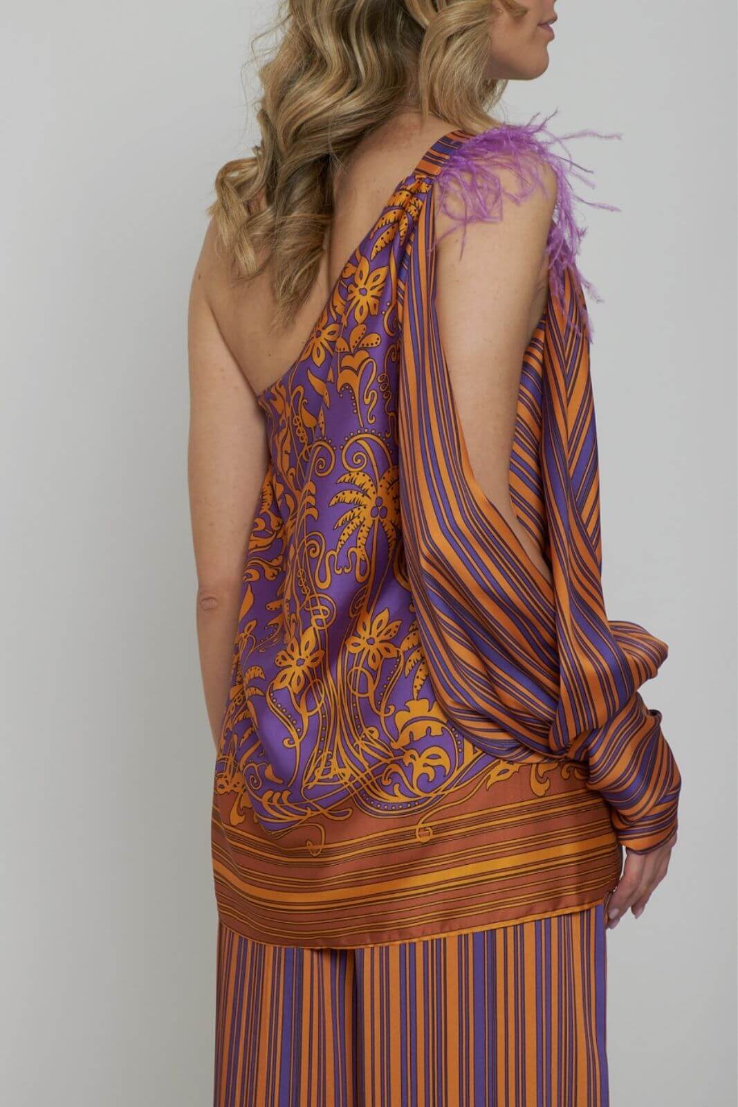 Blusa de un solo hombro con plumas para mujer de Dahlo