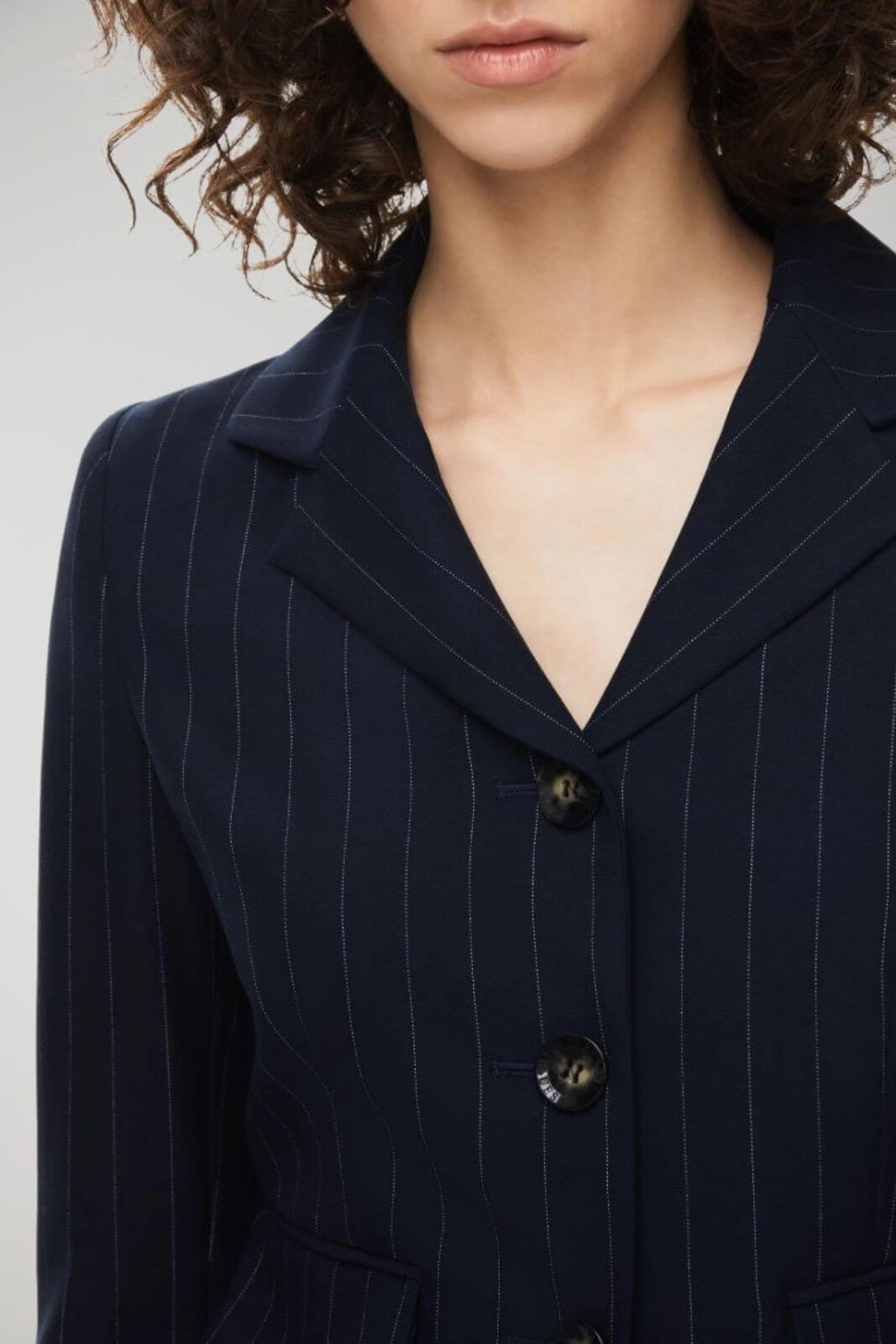 Giacca donna gessata, maniche a tre quarti allacciatura con bottoni, collo rever, doppia tasca sul davanti. Uno stile iconico e senza tempo firmato I Blues.