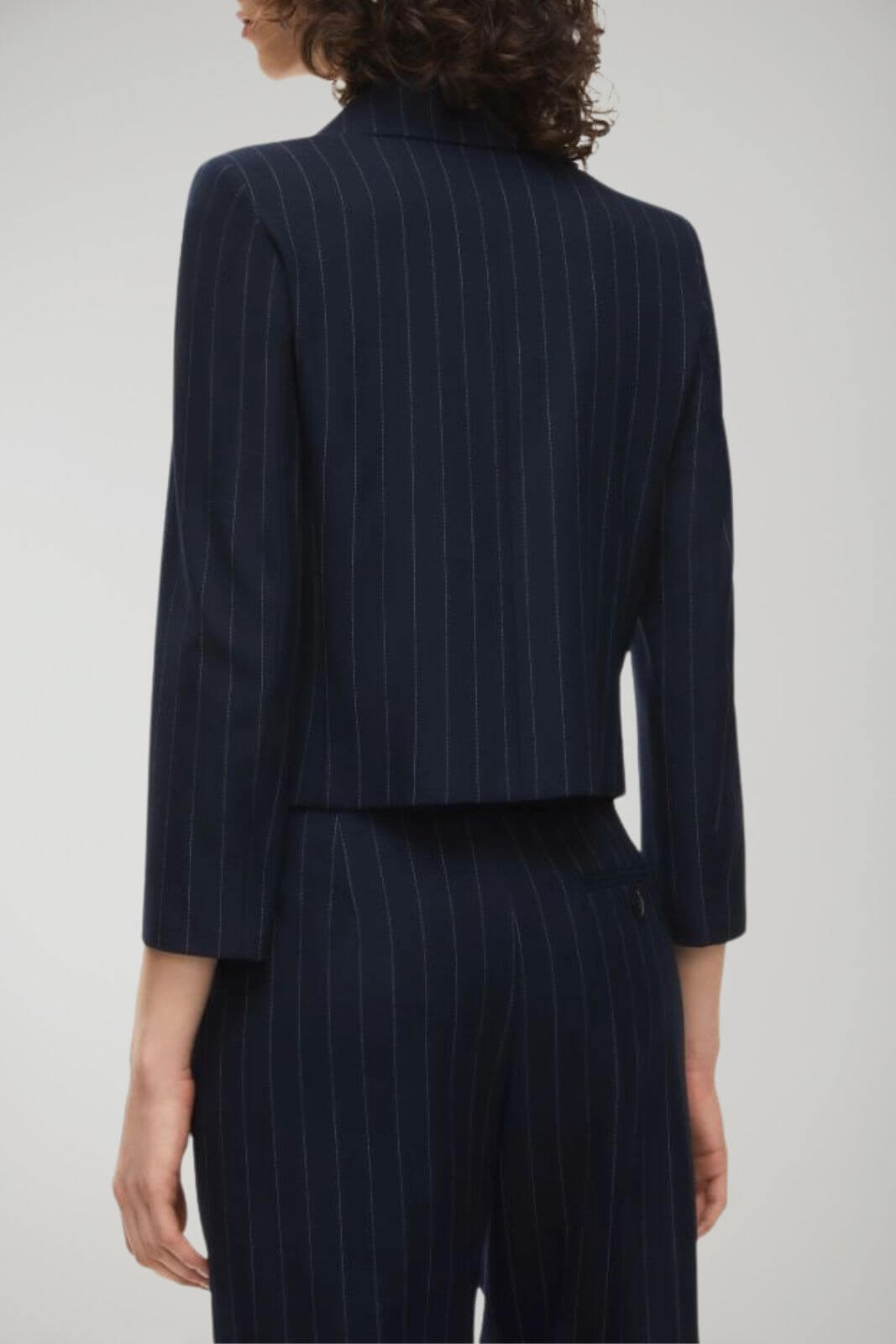 Giacca donna gessata, maniche a tre quarti allacciatura con bottoni, collo rever, doppia tasca sul davanti. Uno stile iconico e senza tempo firmato I Blues.