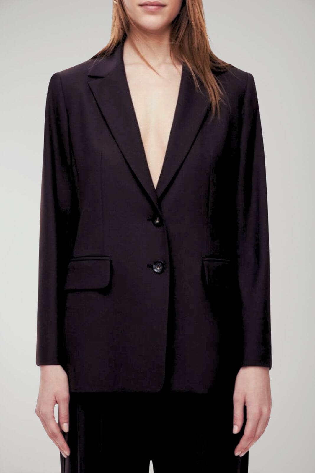 Giacca donna, allacciatura con bottoni, tasche sul davanti, regular fit, collo rever.
Capo classico ed elegante firmato I blues.