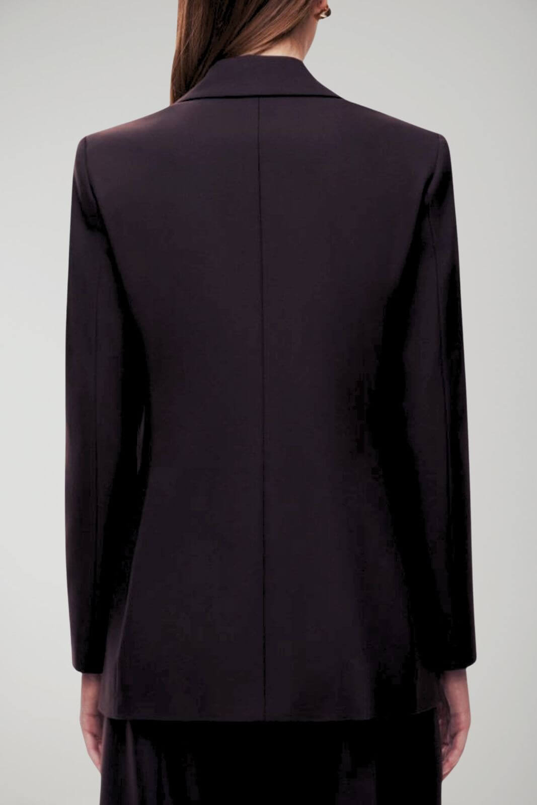 Giacca donna, allacciatura con bottoni, tasche sul davanti, regular fit, collo rever.
Capo classico ed elegante firmato I blues.