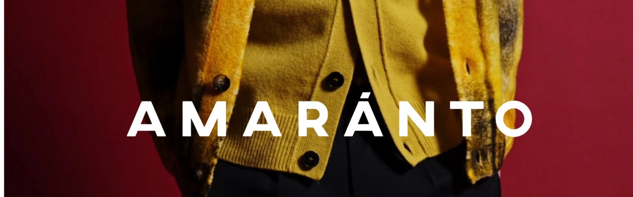 Cardigan giallo da uomo su sfondo rosso
