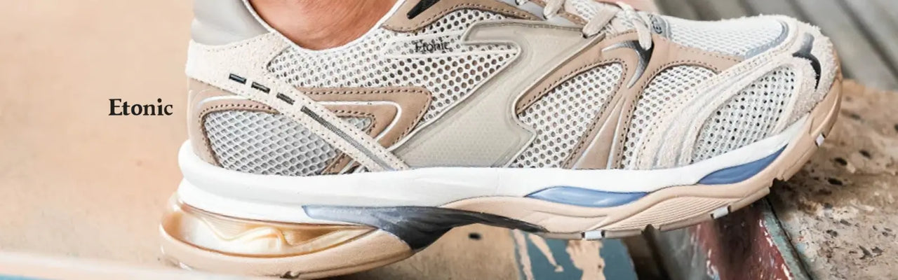 Sneakers in primo piano su sfondo beige