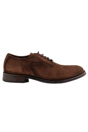 Cien zapatos de gamuza para hombre
