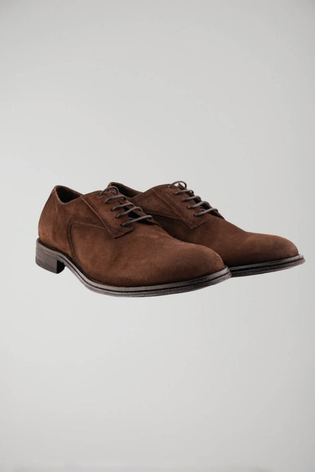 Cien zapatos de gamuza para hombre