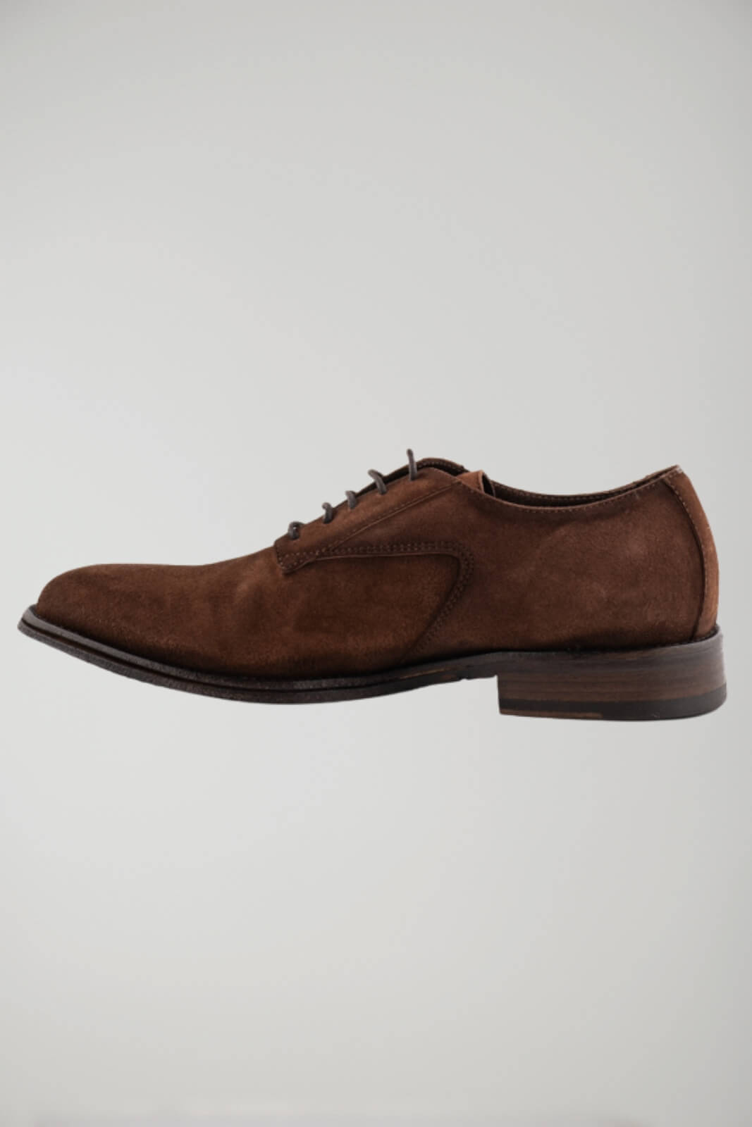 Cien zapatos de gamuza para hombre