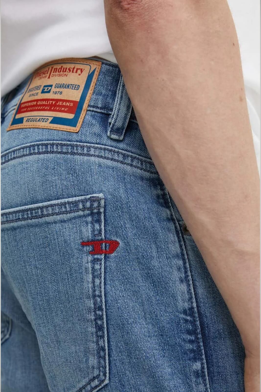 Jeans da uomo Diesel vestibilità slim lavaggio chiaro dettaglio