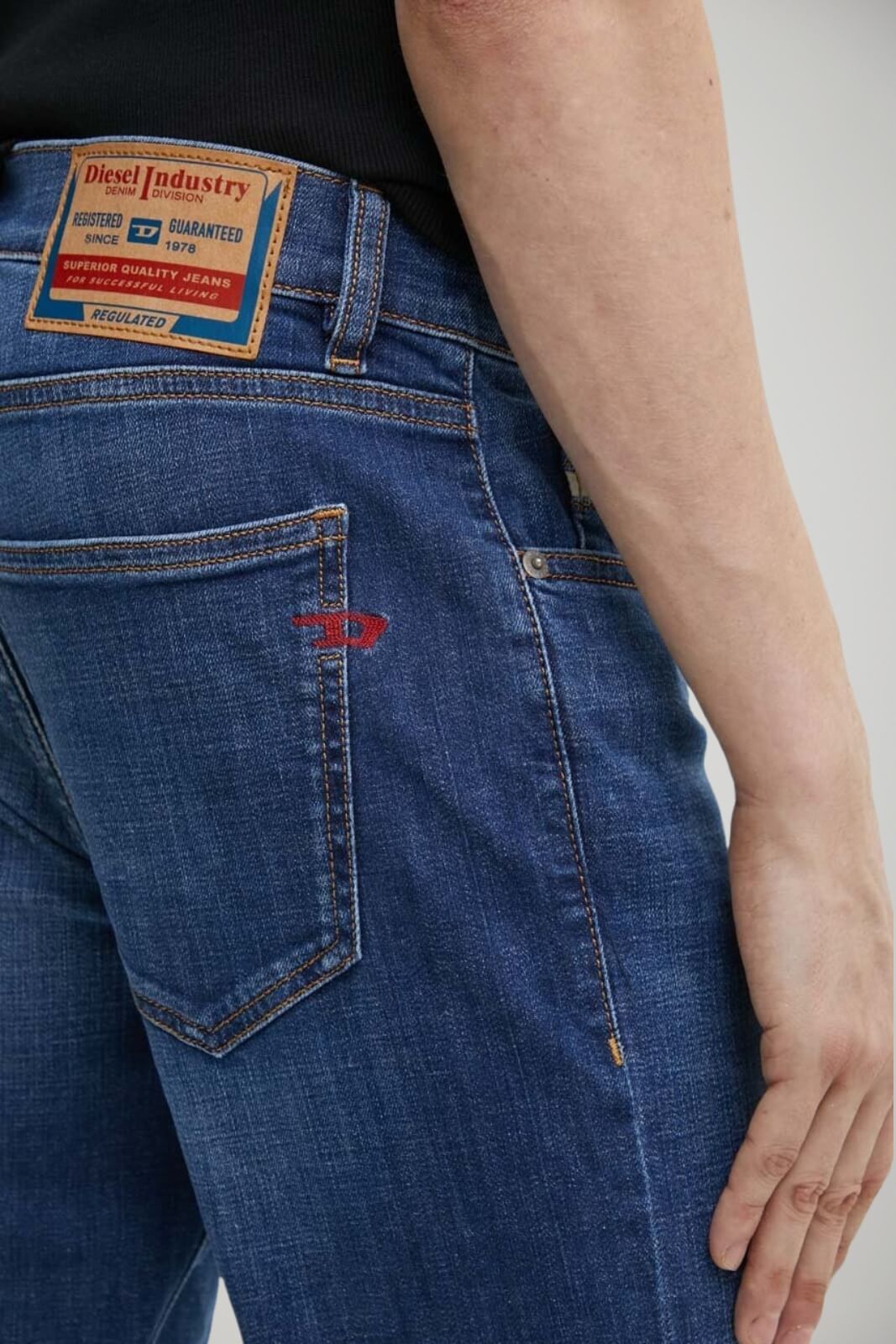 Jeans da uomo Diesel slim fit a cinque tasche