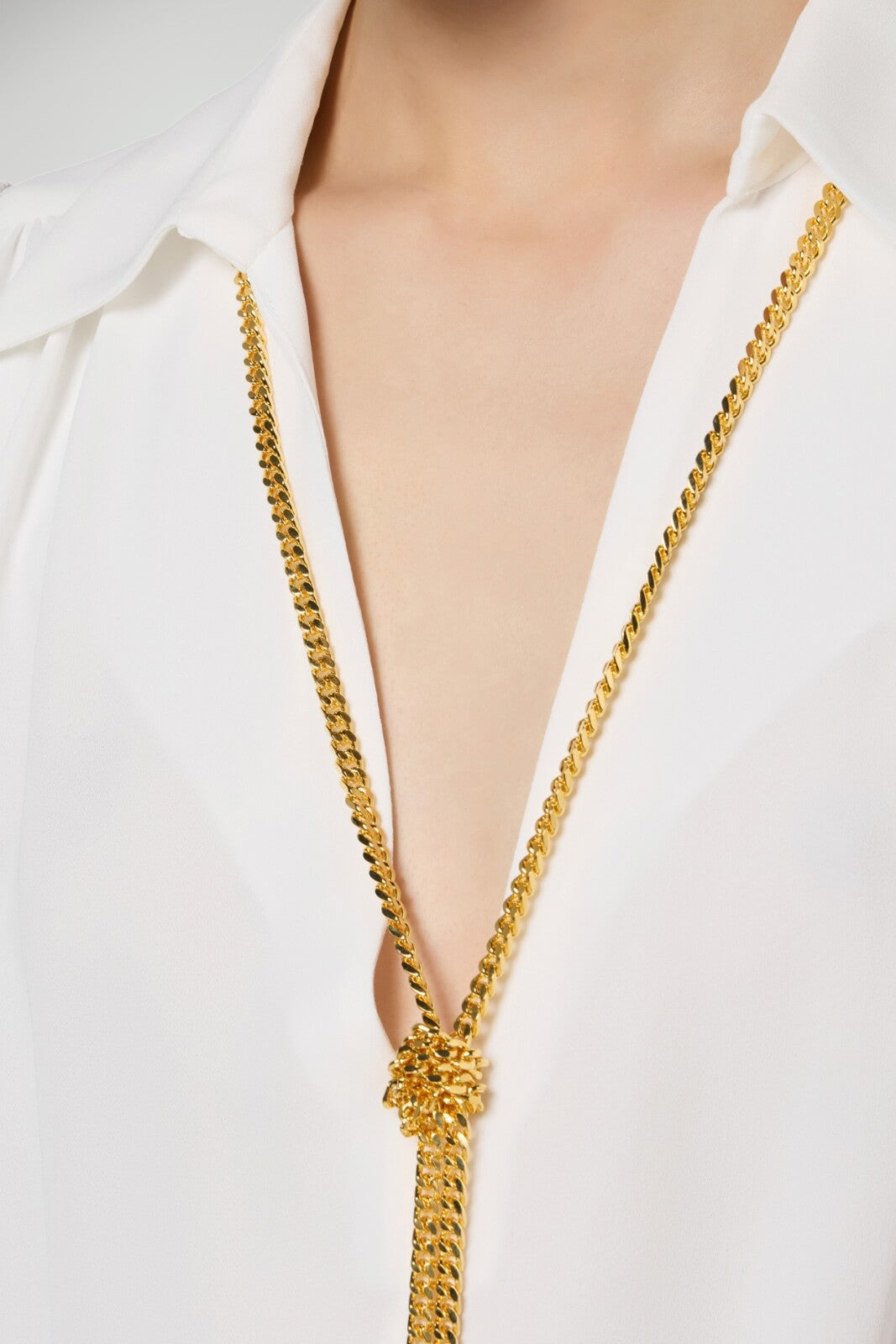 Blusa da donna Elisabetta Franchi con catena e charms dettaglio