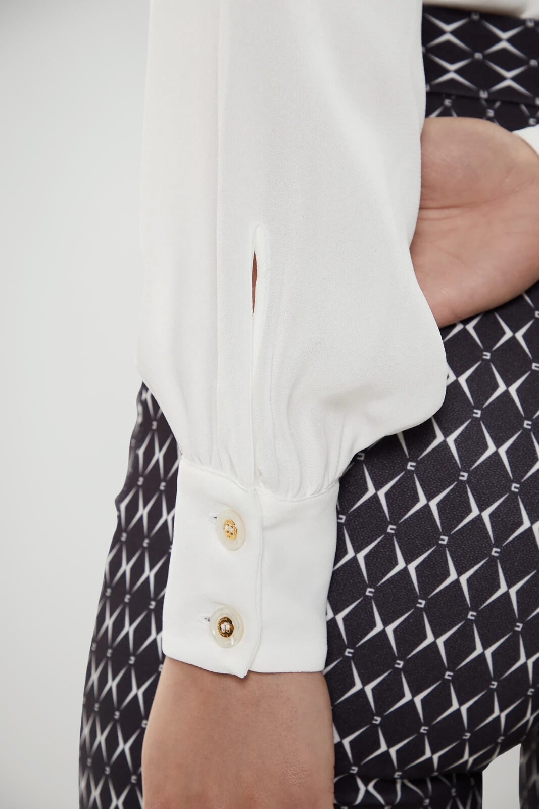 Blusa da donna Elisabetta Franchi con catena e charms dettaglio 2