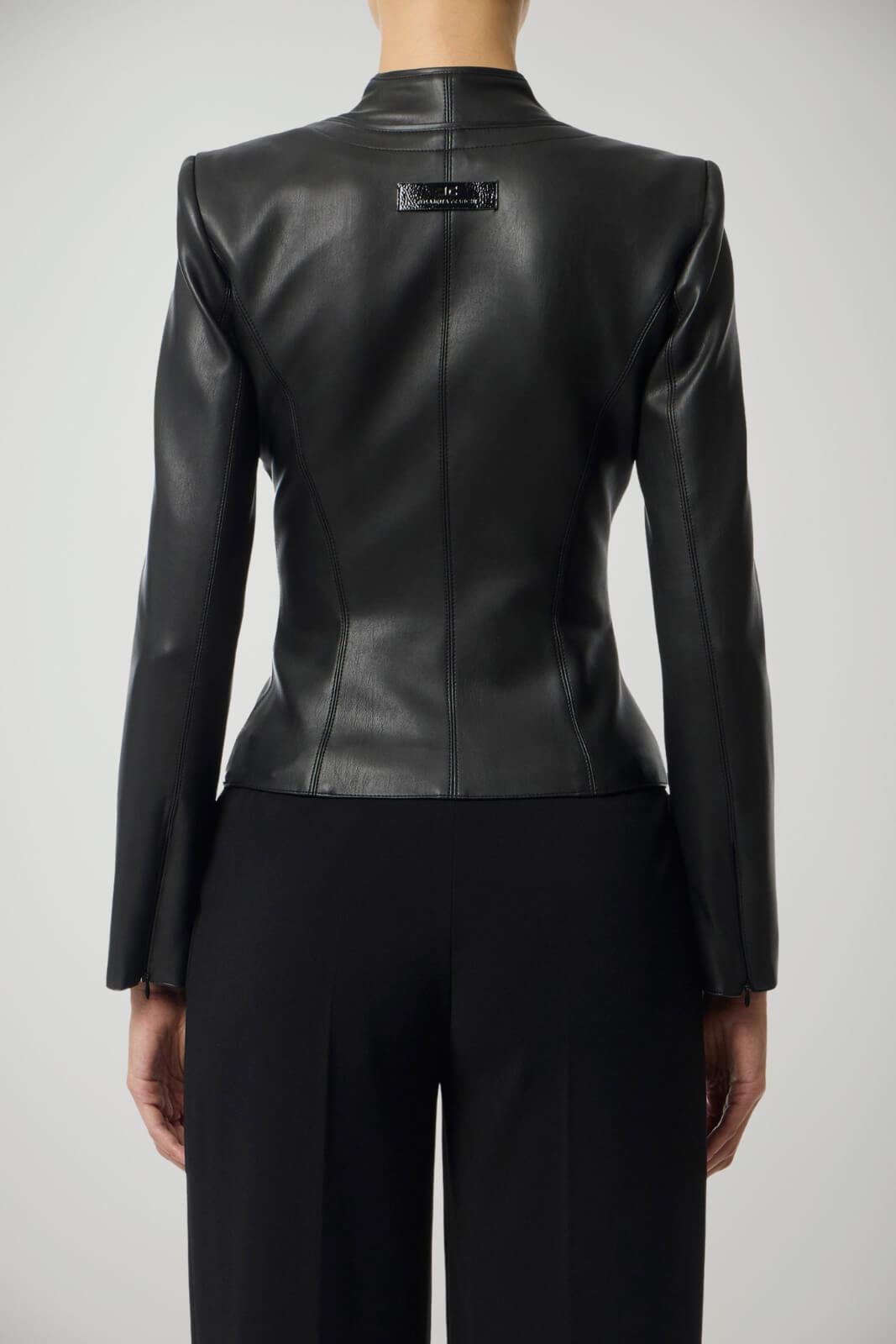 Giacca da donna Elisabetta Franchi in ecopelle con ganci retro