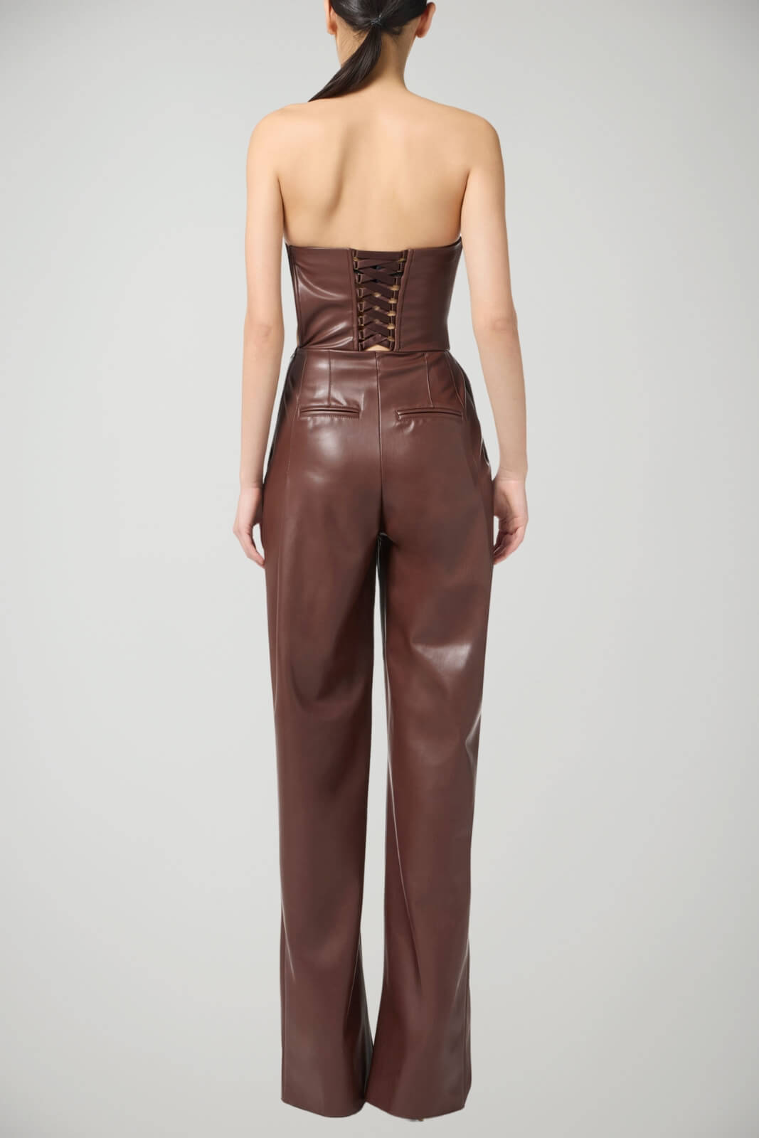 Tuta da donna Elisabetta Franchi in ecopelle con collo bustier retro