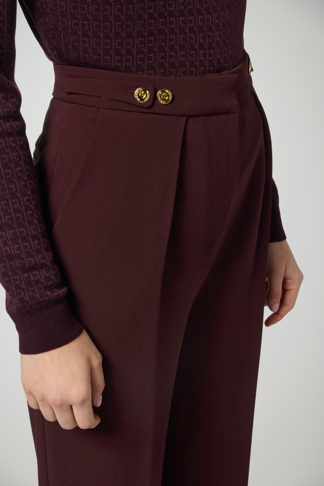 Pantaloni da donna Elisabetta Franchi in crepe con gioiello posteriore dettaglio