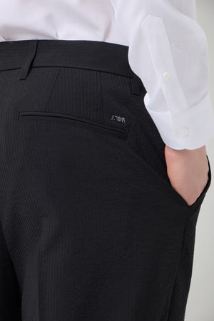 Pantaloni uomo Emporio Armani in seersucker tecnico in tinta unita nera