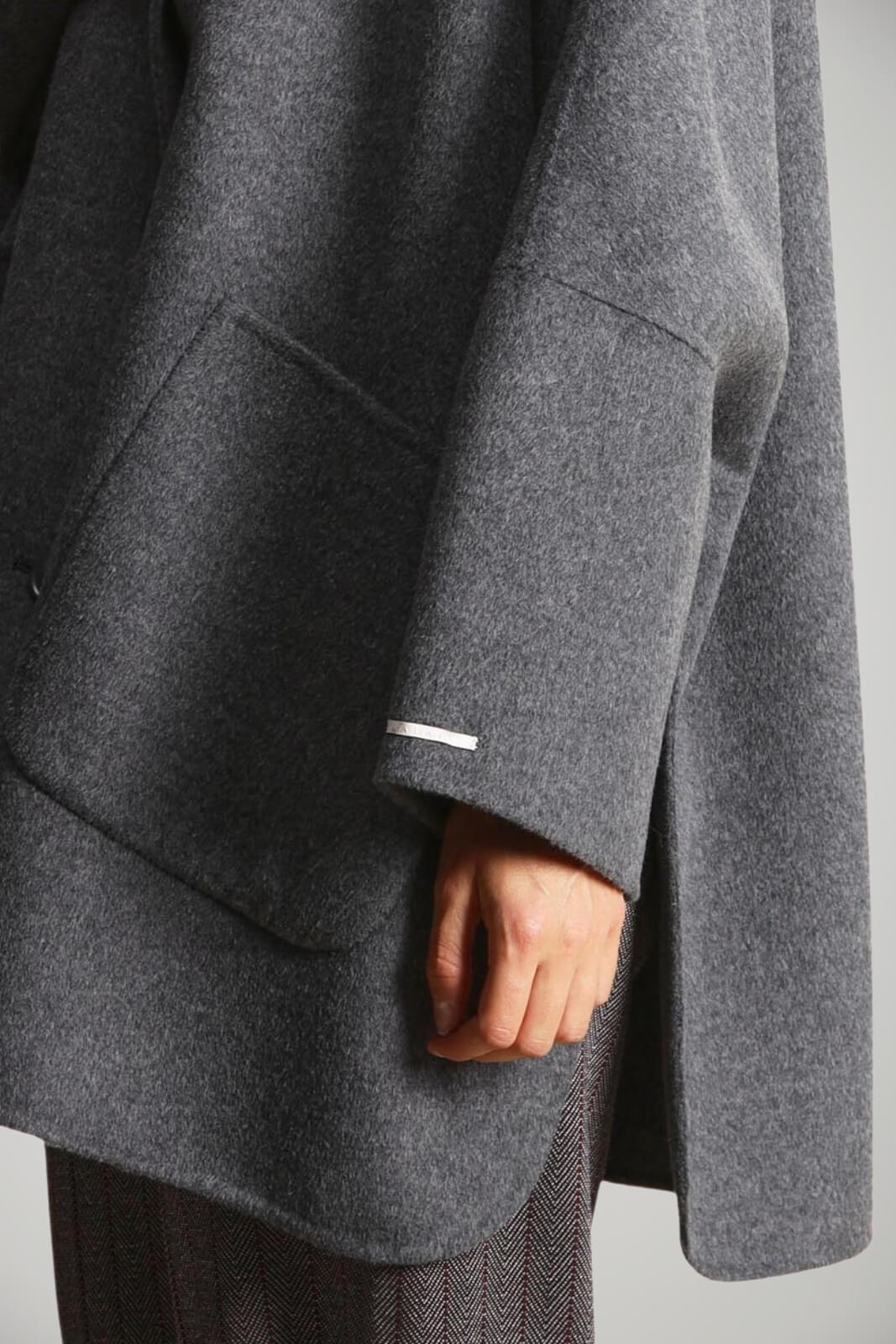 Cappotto da donna I Blues modello cappa over fit dettaglio