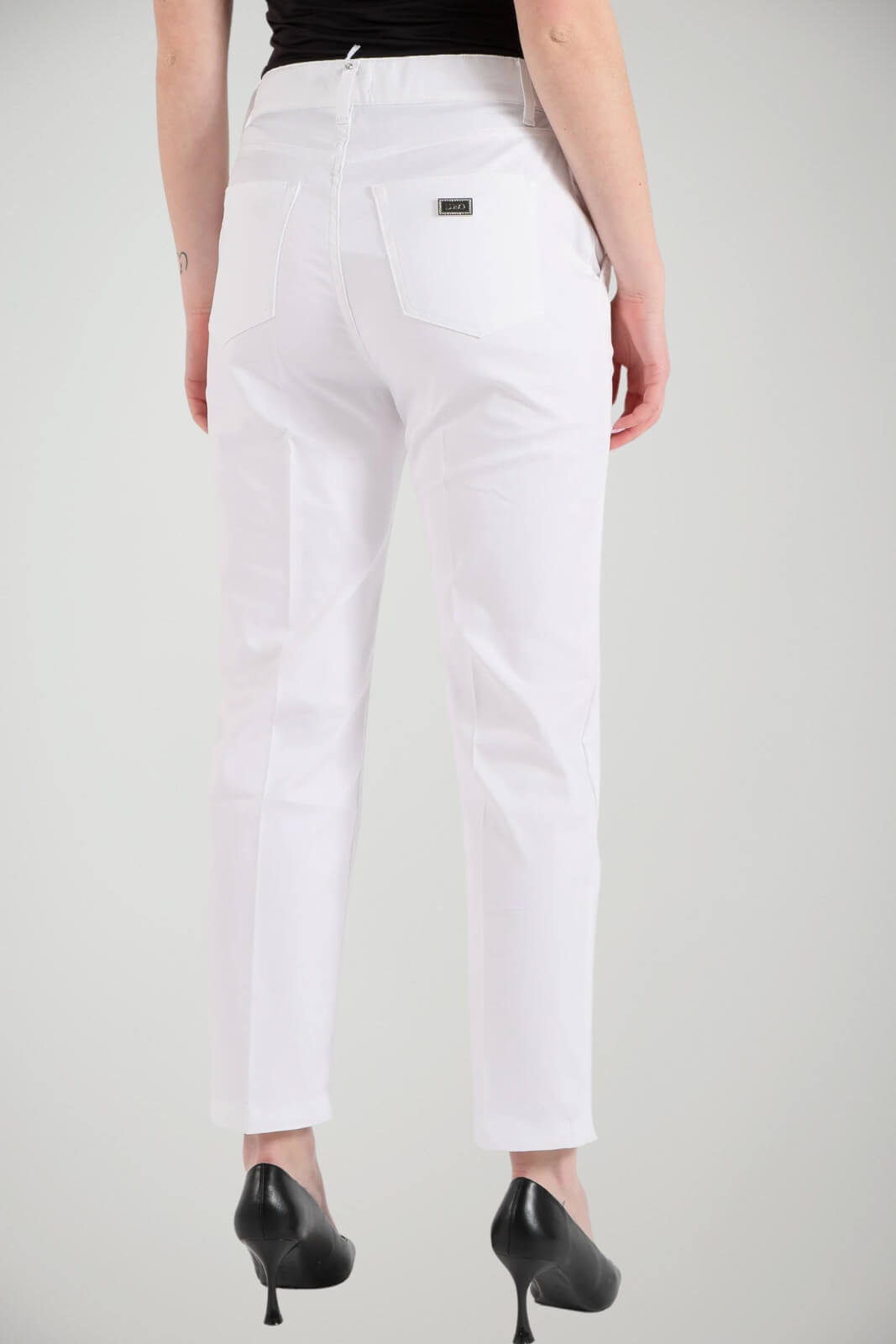 Pantaloni donna Liu Jo modello chino vestibilità regular in cotone e poliestere in tinta unita bianca