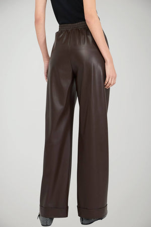 Pantaloni da donna in ecopelle con logo metallico retro