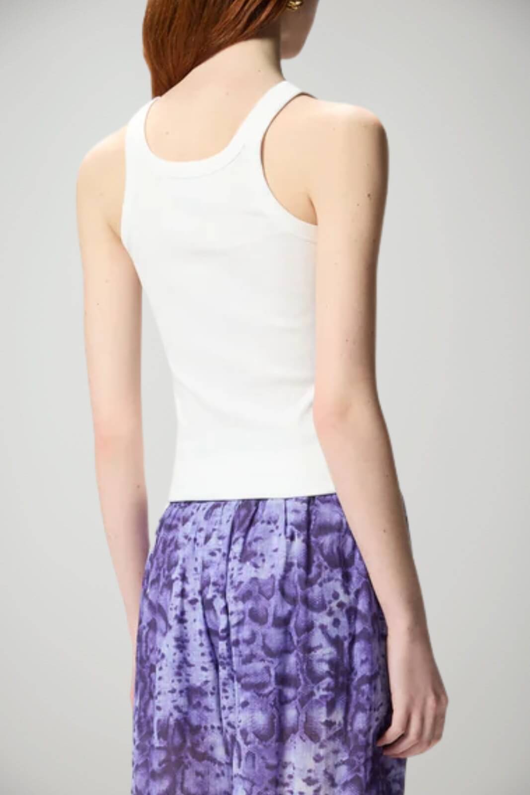 Canotta smanicata da donna Pinko a costine con lettering in strass