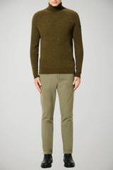 Dolcevita da uomo RRD in velluto con logo al braccio outfit