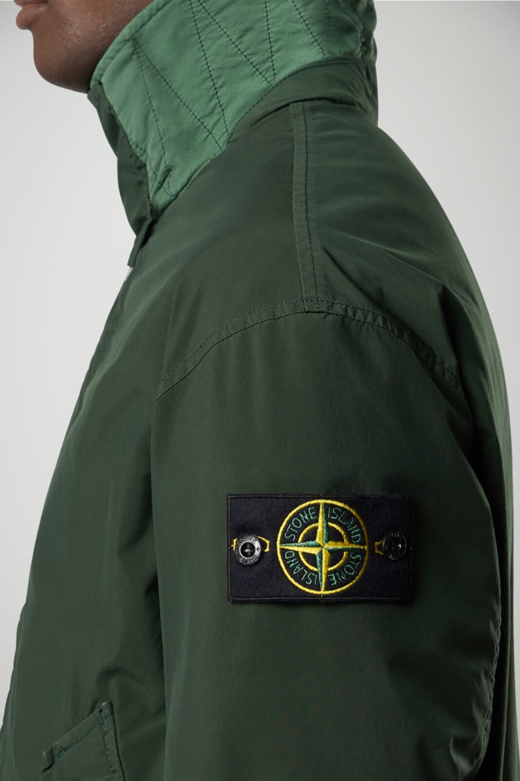Giubbino uomo Stone Island con  collo alto e tasche a patta dettaglio